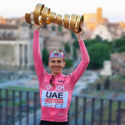 Foto zu dem Text "Pogacar nach Giro-Triumph entspannt zur Tour"