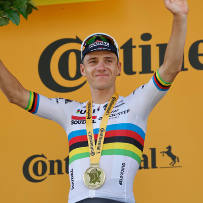 Foto zu dem Text "Tour-Debütant Evenepoel macht Regenbogentrikot alle Ehre"