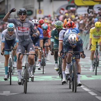 Foto zu dem Text "Philipsen schlägt an seinem besten Tour-Tag van Aert "