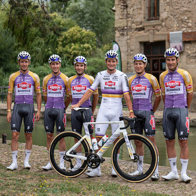 Foto zu dem Text "Die speziellen Trikot-Designs der Tour-Teams"