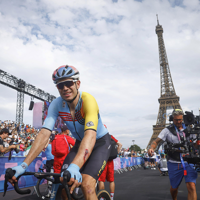 Foto zu dem Text "Van Aert stürzte im Finale des Olympischen Straßenrennens"