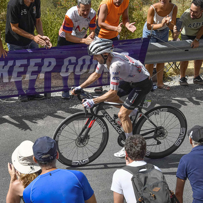 Foto zu dem Text "Yates jubelt nach 58-Kilometer-Solo durch die Sierra Nevada"