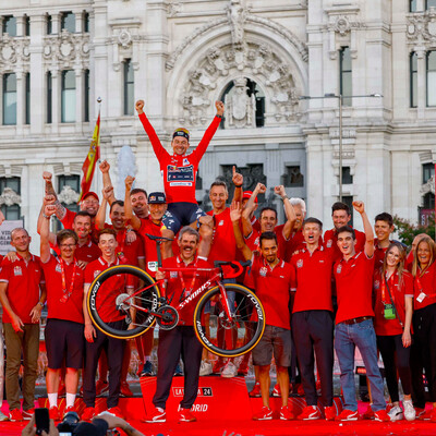 Foto zu dem Text "Roglic überpinselt den dunklen Juli mit strahlendem Rot"