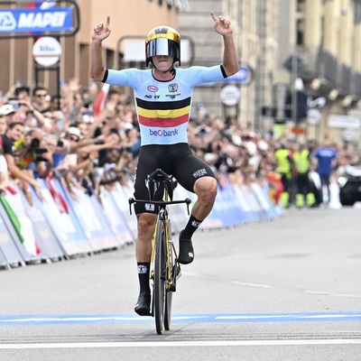 Foto zu dem Text "Trotz Schrecksekunde: Top-Favorit Evenepoel verteidigt Titel "