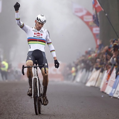 Foto zu dem Text "Van Aert kann van der Poel nur eine halbe Runde lang ärgern"