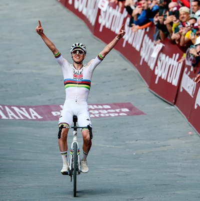 Foto zu dem Text "Pogacar gewinnt Strade Bianche trotz Sturz im Rekordtempo"